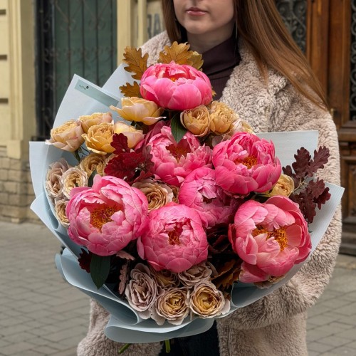 Autumn-Inspired Bouquet with Coral Charm Peonies and Princess Hana Spray Peony-Style Roses «Caramel Berries»