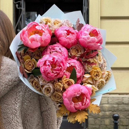Autumn-Inspired Bouquet with Coral Charm Peonies and Princess Hana Spray Peony-Style Roses «Caramel Berries»