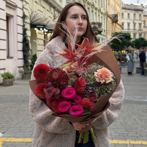 Букет із амарилісом у насичених відтінках «Жовтнева фантазія»