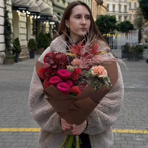 Букет із амарилісом у насичених відтінках «Жовтнева фантазія»
