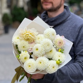 15 світлих жоржин у букеті «Чиста мелодія»