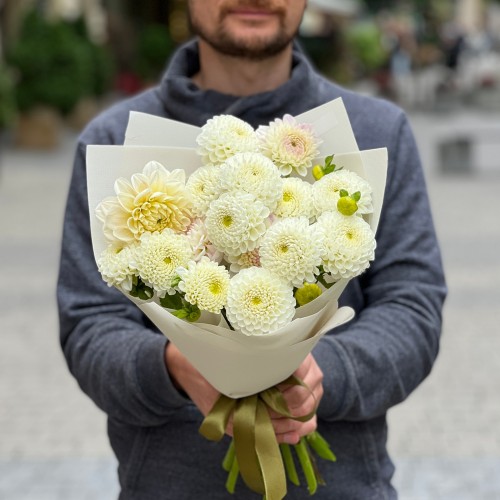 Bouquet of 15 Light Dahlias «Pure Melody»