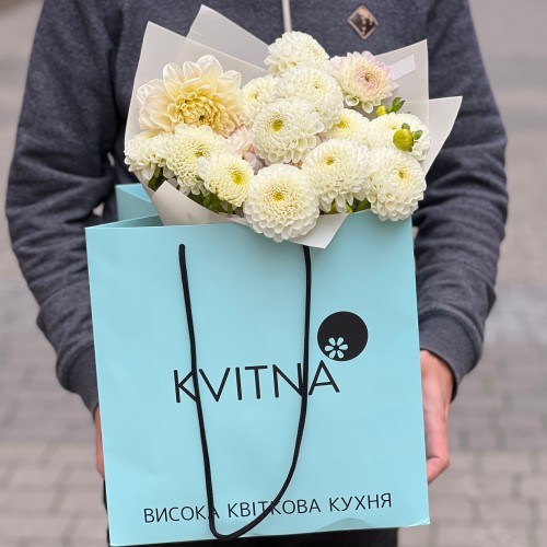 Bouquet of 15 Light Dahlias «Pure Melody»
