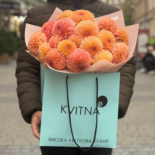 Bouquet with 17 Linda's Baby Dahlias «Copper Gold»
