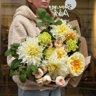 Light Bouquet with Dahlias «Autumn Star»
