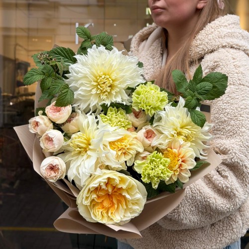 Light Bouquet with Dahlias «Autumn Star»