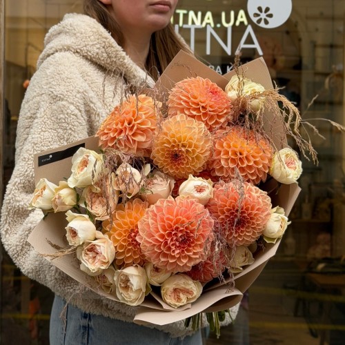 Enchanting Bouquet with Dahlias and Boomie Gardens Spray Peony-Style Roses «Autumn Landscape»