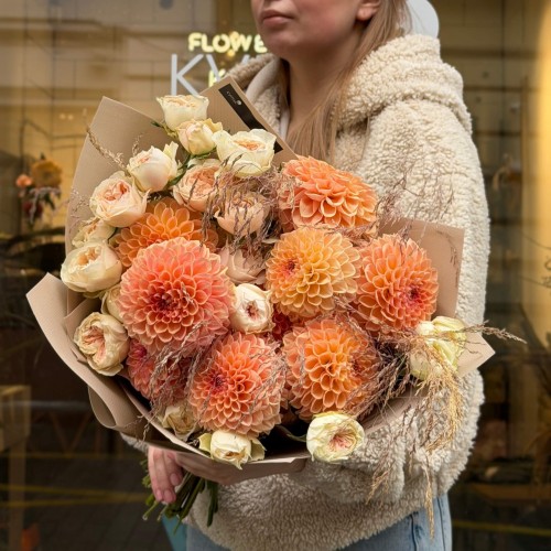 Enchanting Bouquet with Dahlias and Boomie Gardens Spray Peony-Style Roses «Autumn Landscape»
