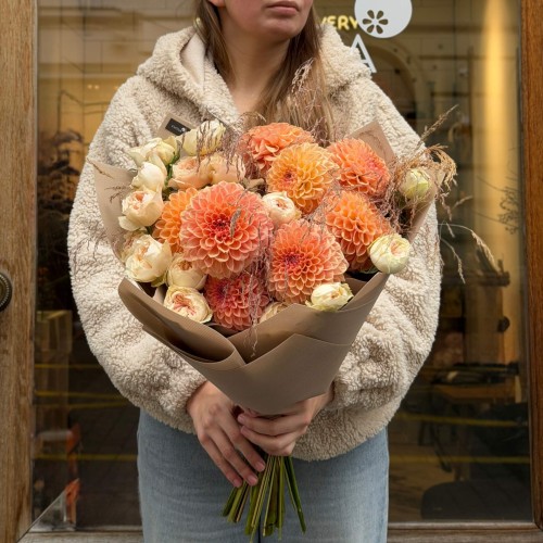 Enchanting Bouquet with Dahlias and Boomie Gardens Spray Peony-Style Roses «Autumn Landscape»