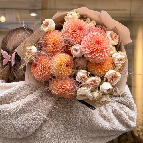 Enchanting Bouquet with Dahlias and Boomie Gardens Spray Peony-Style Roses «Autumn Landscape»