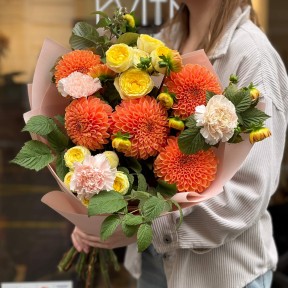 Vibrant Bouquet with Dahlias «Sunny Flirt»