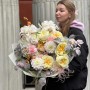 Розкішний букет у ніжних кольорах із трояндою Antonia Garden «Пудровий світанок»