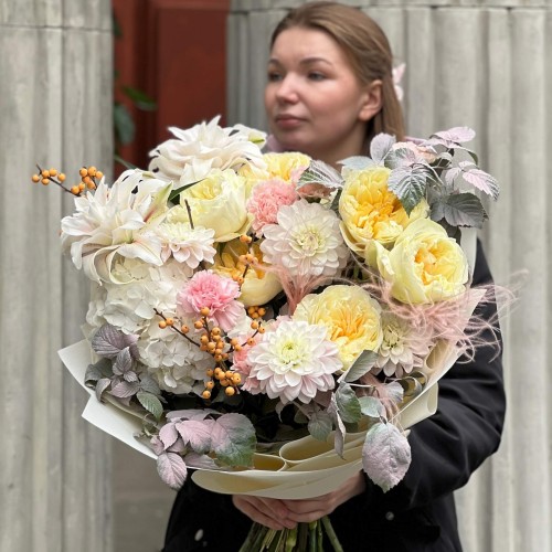 Розкішний букет у ніжних кольорах із трояндою Antonia Garden «Пудровий світанок»