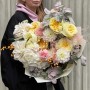 Розкішний букет у ніжних кольорах із трояндою Antonia Garden «Пудровий світанок»