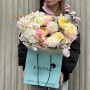 Розкішний букет у ніжних кольорах із трояндою Antonia Garden «Пудровий світанок»