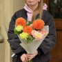 Яркий букет-комплимент с сочными георгинами «Игривый вечер»