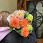 Яркий букет-комплимент с сочными георгинами «Игривый вечер»