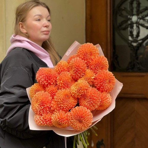 Bouquet with 21 Orange Sylvia Dahlias «Autumn Tangerine»