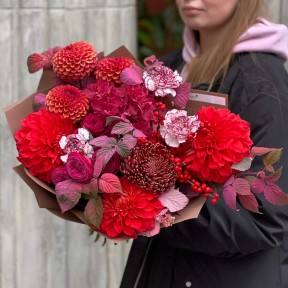 Vibrant Bouquet in Berry Tones «Spiced Nectar»
