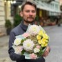 Милый букет с георгинами «Свежесть росы»