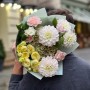 Милый букет с георгинами «Свежесть росы»
