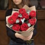 9 півонієвидних троянд Red Monster у букеті «Танго іскор»