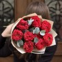 9 півонієвидних троянд Red Monster у букеті «Танго іскор»