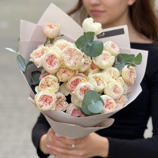 7 гілок кущової півонієвидної троянди Boomie Gardens у букеті «Світла гармонія»