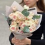 7 гілок кущової півонієвидної троянди Boomie Gardens у букеті «Світла гармонія»