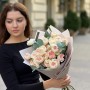7 гілок кущової півонієвидної троянди Boomie Gardens у букеті «Світла гармонія»