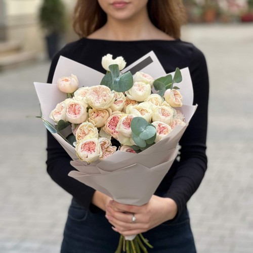 7 гілок кущової півонієвидної троянди Boomie Gardens у букеті «Світла гармонія»