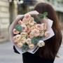 7 гілок кущової півонієвидної троянди Boomie Gardens у букеті «Світла гармонія»