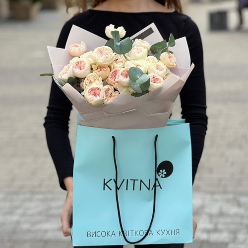 7 гілок кущової півонієвидної троянди Boomie Gardens у букеті «Світла гармонія»
