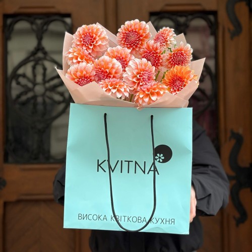Bouquet of 13 Peaches N' Cream Dahlias «Moment of Happiness»