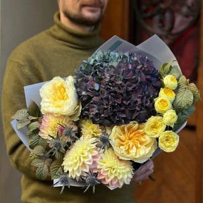 Контрастний букет із півонієвидними трояндами «Опівнічне сонце»