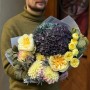 Контрастный букет с пионовидными розами «Полуночное солнце»