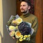 Контрастный букет с пионовидными розами «Полуночное солнце»