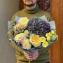 Контрастный букет с пионовидными розами «Полуночное солнце»
