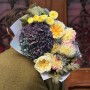Контрастный букет с пионовидными розами «Полуночное солнце»