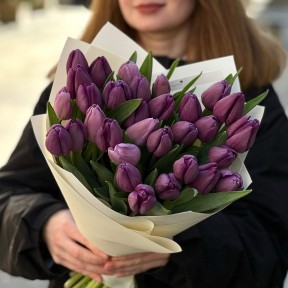 31 бузковий тюльпан у букеті «Королівська елегантність»