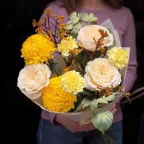 Warm Bouquet with Vicky Gardens Peony-Style Roses «Quiet Tenderess»
