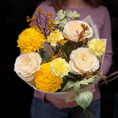 Warm Bouquet with Vicky Gardens Peony-Style Roses «Quiet Tenderess»