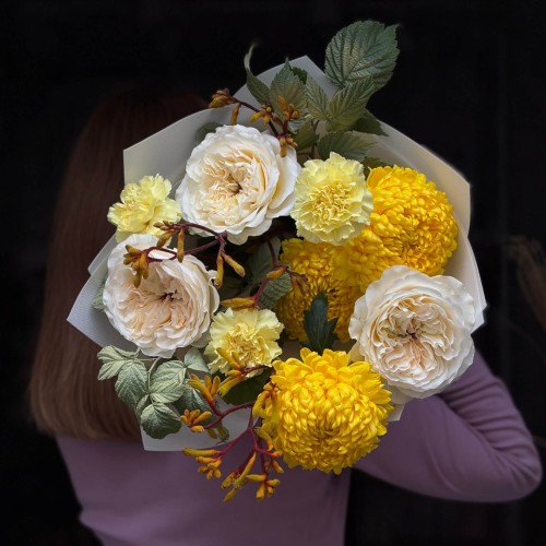 Warm Bouquet with Vicky Gardens Peony-Style Roses «Quiet Tenderess»