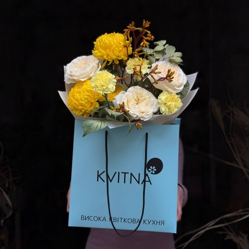 Warm Bouquet with Vicky Gardens Peony-Style Roses «Quiet Tenderess»