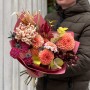 Интересный букет с леукадендроном «Ноябрьский нуар»