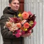 Интересный букет с леукадендроном «Ноябрьский нуар»