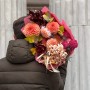 Интересный букет с леукадендроном «Ноябрьский нуар»