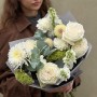 Светлый букет с ароматными пионовидными розами «Белое настроение»