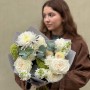 Светлый букет с ароматными пионовидными розами «Белое настроение»