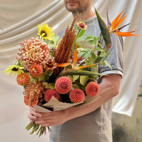 Яскравий букет зі стреліцією «Вогняна Птаха»